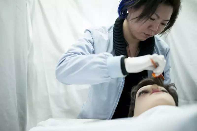 死人化妝學徒起薪點港幣43000蚊,有意應征的話,請考慮清楚 師傅會安排你響一個停屍間