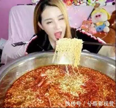 女孩直播大盆吃泡麵,下播卻忘關攝像頭,看到的一幕讓觀眾噁心