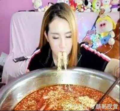 女孩直播大盆吃泡麵,下播卻忘關攝像頭,看到的一幕讓觀眾噁心