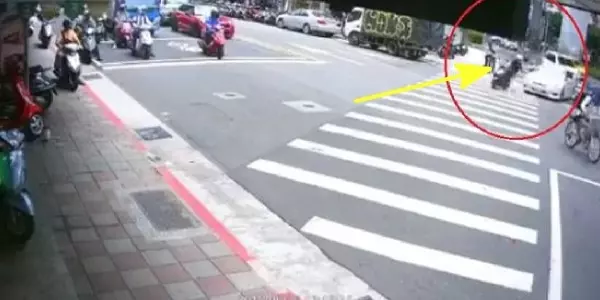 高手在民間!機車騎士『完美落地』馬路正中央 完美的表演讓網友們看了直呼:太神了!