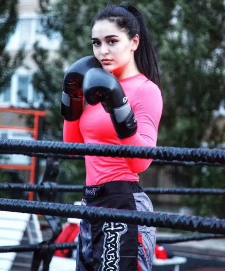 影:19歲正妹拳擊選手挑戰拳擊機!沒想到「一揮拳」旁觀男子直接KO?網笑瘋:難道是「拳風」!
