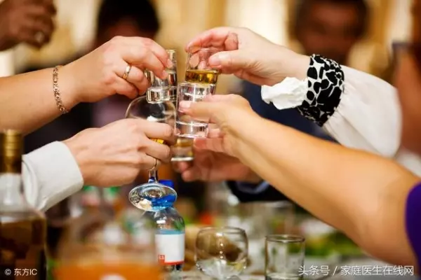 喝酒傷肝!喝酒前做好這3點,保護肝臟免受『災難』!