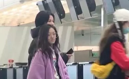 王菲帶女兒美國手術後現身 李嫣唇顎裂完全消失