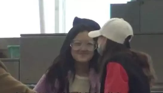 王菲帶女兒美國手術後現身 李嫣唇顎裂完全消失