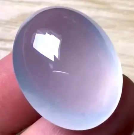 他在江邊撿到一塊大石頭給太太用來「醃菜」!10年後她不小心打破,看到裡面的「真容」專家都嚇壞了!