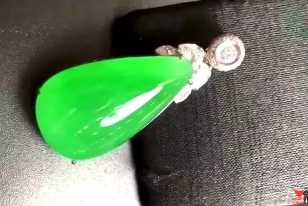 他在江邊撿到一塊大石頭給太太用來「醃菜」!10年後她不小心打破,看到裡面的「真容」專家都嚇壞了!