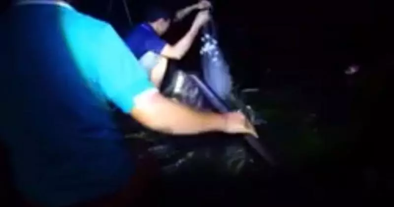 河童現身!?男子蓮花池捕魚突遭「神秘黑爪」秒拖入水中消失!驚悚畫面曝光~
