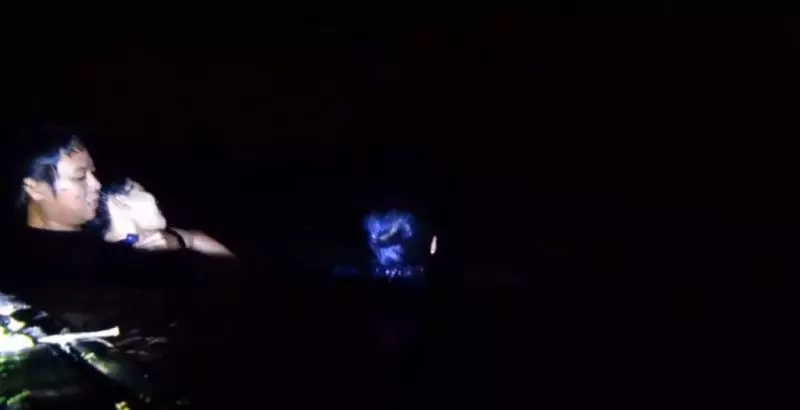 河童現身!?男子蓮花池捕魚突遭「神秘黑爪」秒拖入水中消失!驚悚畫面曝光~