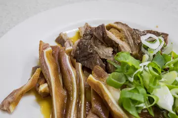 「清蒸豬鼻」 插青蔥!網友好奇這道料理到底要怎麼吃...老司機大推:「超好吃的!」