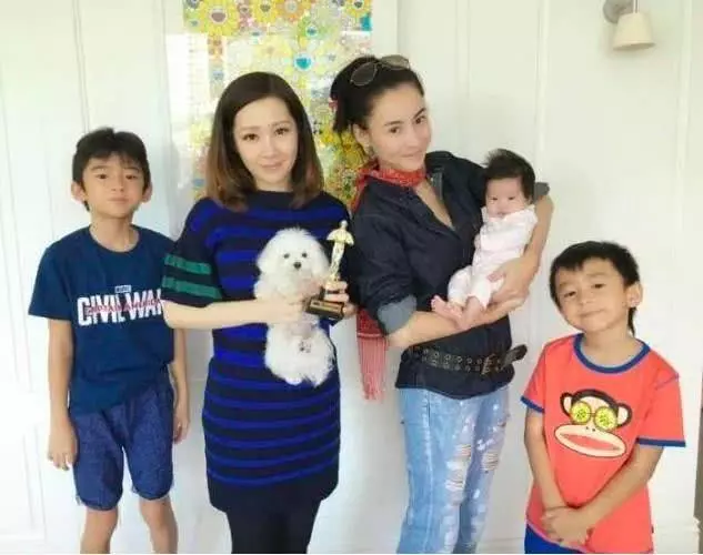 張柏芝一家四口大合照??小寶寶頭髮茂盛,兩個哥哥笑容牽強!