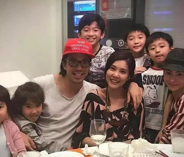 張柏芝一家四口大合照??小寶寶頭髮茂盛,兩個哥哥笑容牽強!