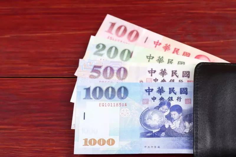 只點拉麵跟溏心蛋「被隔壁屁孩笑窮」!男網友立馬叫服務生反擊卻害了自己,他後悔:「好虧!」