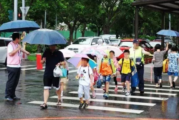 學校老師很納悶「為何低收入戶學生一直出國玩」,後來才發現真相竟是...讓她怒批法律漏洞太大!