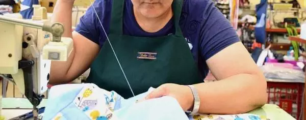 學校老師很納悶「為何低收入戶學生一直出國玩」,後來才發現真相竟是...讓她怒批法律漏洞太大!