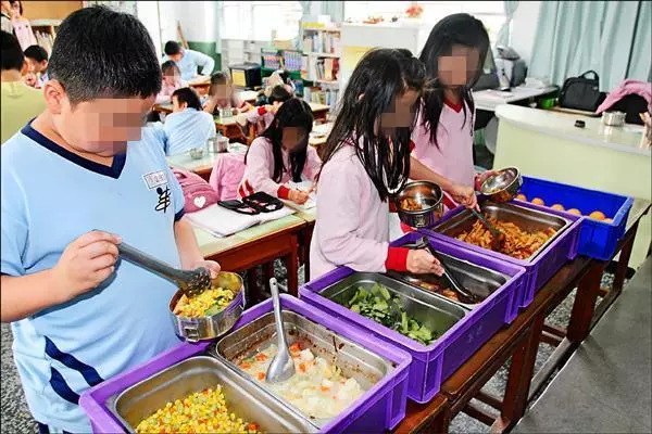 學校老師很納悶「為何低收入戶學生一直出國玩」,後來才發現真相竟是...讓她怒批法律漏洞太大!