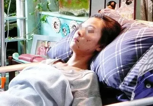 一女子植物人5年,醒來說的話,28歲兒子聽了立刻報警抓親爹!