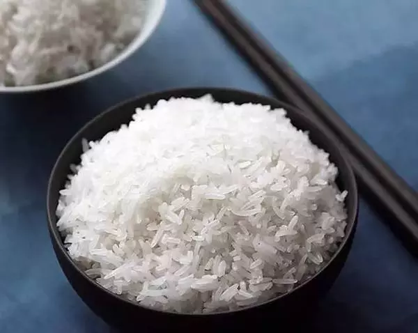 她把雞蛋放進大米裏,結果全家都驚呆了!沒想到竟然這麼神奇!