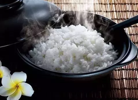 她把雞蛋放進大米裏,結果全家都驚呆了!沒想到竟然這麼神奇!