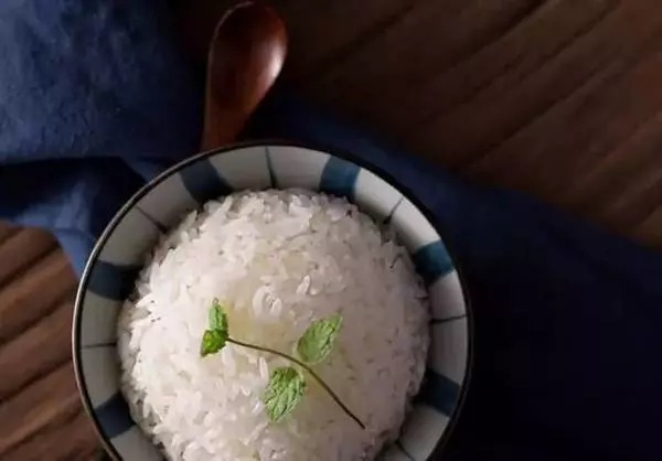 她把雞蛋放進大米裏,結果全家都驚呆了!沒想到竟然這麼神奇!