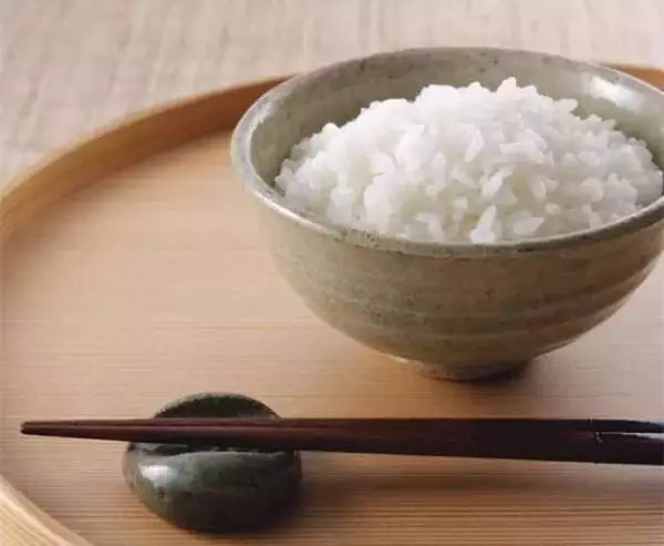 她把雞蛋放進大米裏,結果全家都驚呆了!沒想到竟然這麼神奇!