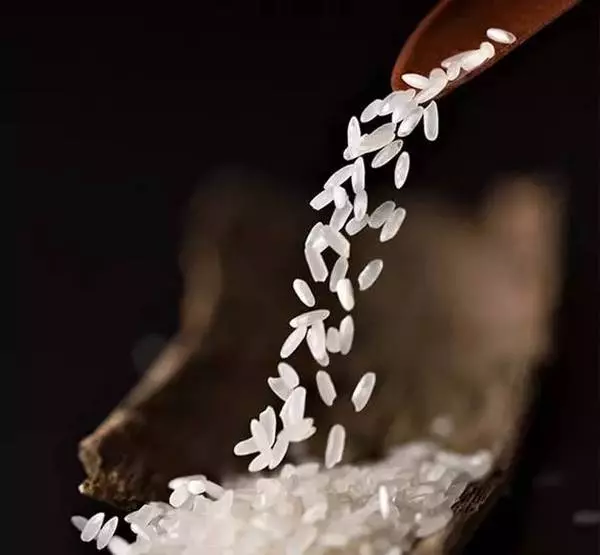 她把雞蛋放進大米裏,結果全家都驚呆了!沒想到竟然這麼神奇!