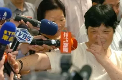 還記得當年陪在前總統女兒陳幸妤身邊的「阿卿嫂」嗎?沒想到她現在竟然落魄到在做「這種事……」