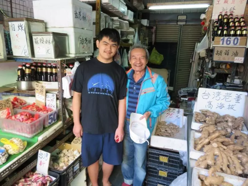 本要送養阿公不捨帶身邊!「嘉義孝孫13歲擺攤」報答養育恩 婉拒救助「要靠雙手打拚」:三餐溫飽就夠了