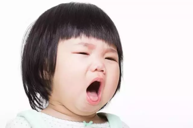 孩子吃堅果嗆入氣道,搶救無效身亡!醫生演示急救方法,父母學會能救寶寶的命!