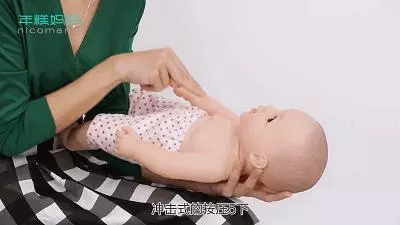 孩子吃堅果嗆入氣道,搶救無效身亡!醫生演示急救方法,父母學會能救寶寶的命!