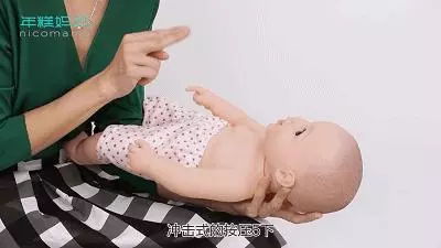孩子吃堅果嗆入氣道,搶救無效身亡!醫生演示急救方法,父母學會能救寶寶的命!