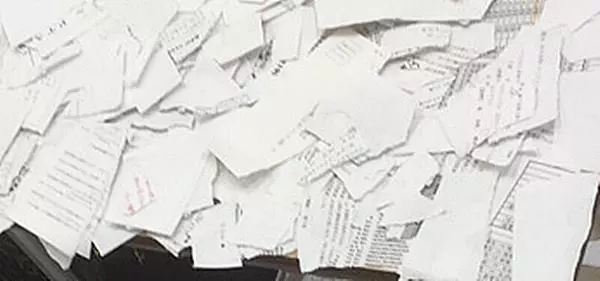 老師手機被偷,女孩為表清白上吊自殺!留遺言給父母,讓人心痛不已
