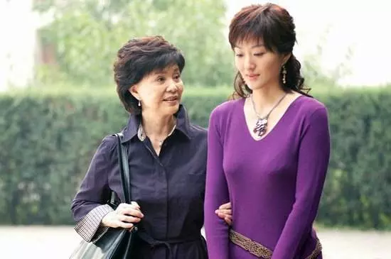 婚禮結束 我腿酸 老公抱我進婚房 婆婆見了扇我一耳光 孩子沒了