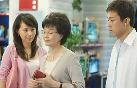 婚禮結束 我腿酸 老公抱我進婚房 婆婆見了扇我一耳光 孩子沒了