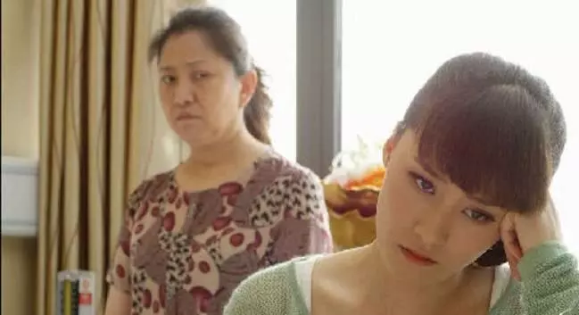 婚禮結束 我腿酸 老公抱我進婚房 婆婆見了扇我一耳光 孩子沒了