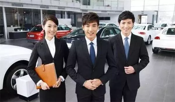 男子看上寶馬3系車,女銷售員諷刺:買了就嫁給你,男子做法大快人心!