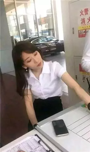 男子看上寶馬3系車,女銷售員諷刺:買了就嫁給你,男子做法大快人心!
