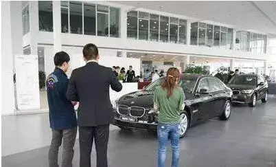 男子看上寶馬3系車,女銷售員諷刺:買了就嫁給你,男子做法大快人心!