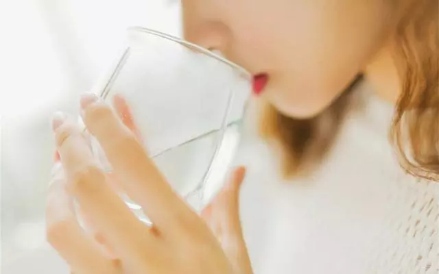 我不顧身體順產生下雙胞胎,老公一家卻當場拿出了離婚協議書