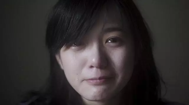 姐姐落難後問弟弟借錢,錢沒借到反被羞辱一頓,回家路上傻了眼