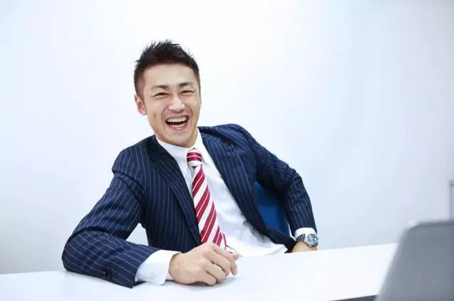 落難後四處借錢,只有一人借給他一千,十年後他讓那人成了大老闆