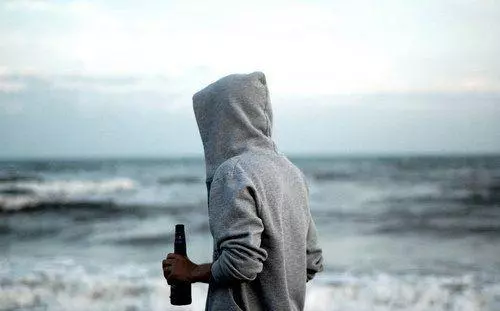 窮小子花光積蓄給流浪老人看病,全村人都說他傻,幾天後驚喜來了