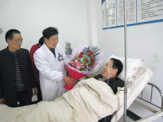 窮小子花光積蓄給流浪老人看病,全村人都說他傻,幾天後驚喜來了