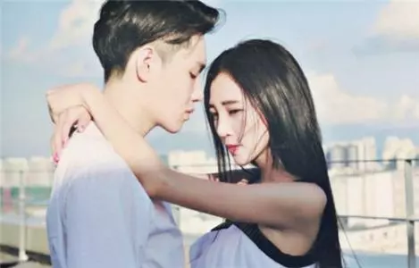 離婚兩年,女兒深夜打電話說媽媽在哭,跑過去剛進門就報了警