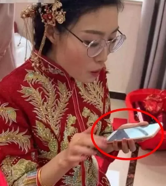 最不禮貌新娘？全程玩手機不顧賓客，鏡頭拉近時大家沉默了