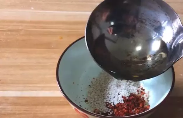 把雞蛋倒豆腐上,2步就做好一盤菜,沒想到這麼好吃,全家都沒吃夠,新年又多了一道拿手菜