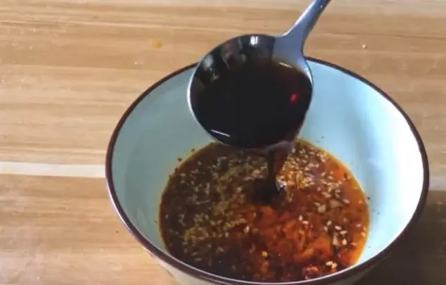 把雞蛋倒豆腐上,2步就做好一盤菜,沒想到這麼好吃,全家都沒吃夠,新年又多了一道拿手菜