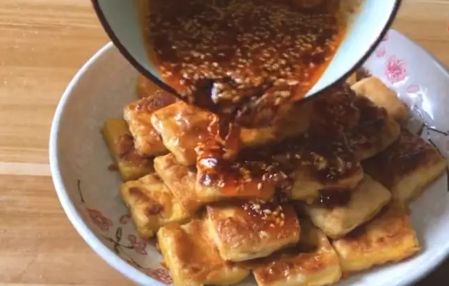 把雞蛋倒豆腐上,2步就做好一盤菜,沒想到這麼好吃,全家都沒吃夠,新年又多了一道拿手菜