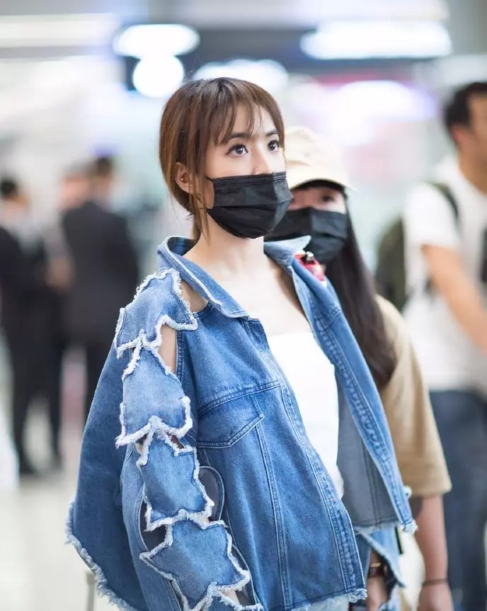 蔡依林現身機場,衣服這樣穿......網友:看著都難受,不如不穿!