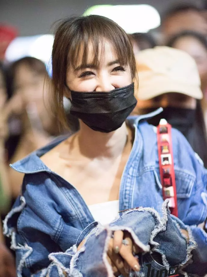 蔡依林現身機場,衣服這樣穿......網友:看著都難受,不如不穿!