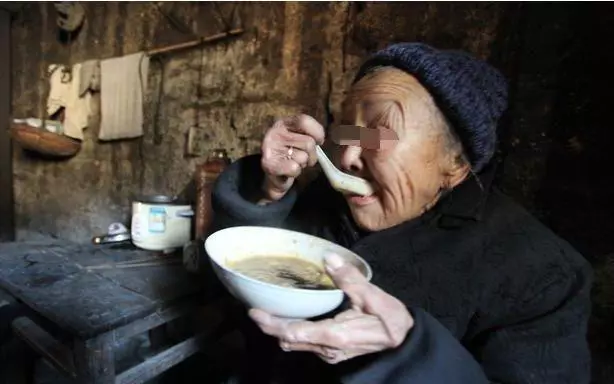 七旬老太賣包子,每天只賣八十個,知道做包子的人,客人吃不下了